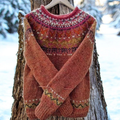 Sofia – Warm sweater with round knitted shoulder pattern